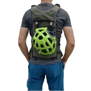 Système de maintien du casque sur le sac à dos VTT